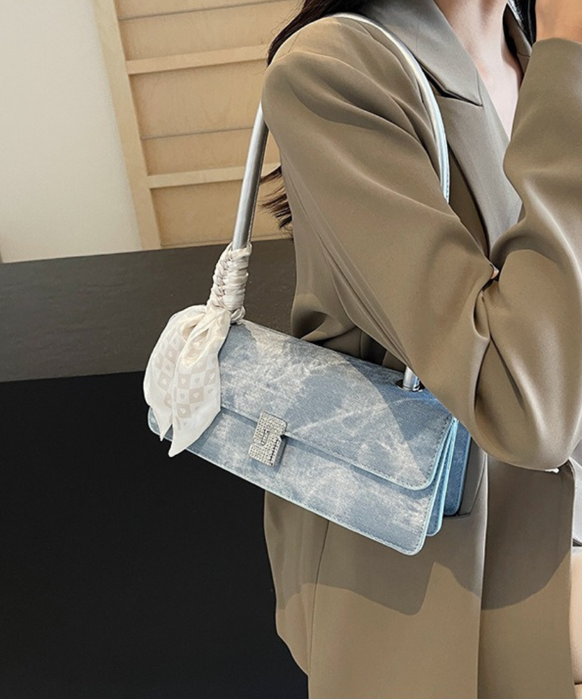 Vespéria Shoulder Bag