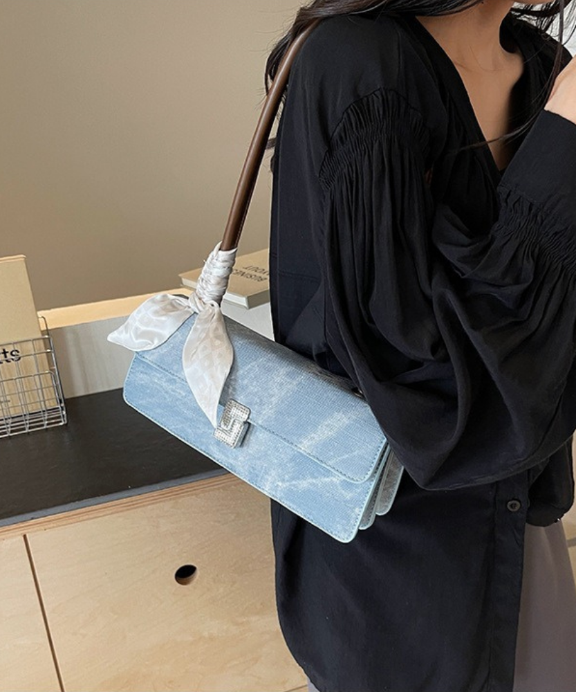 Vespéria Shoulder Bag