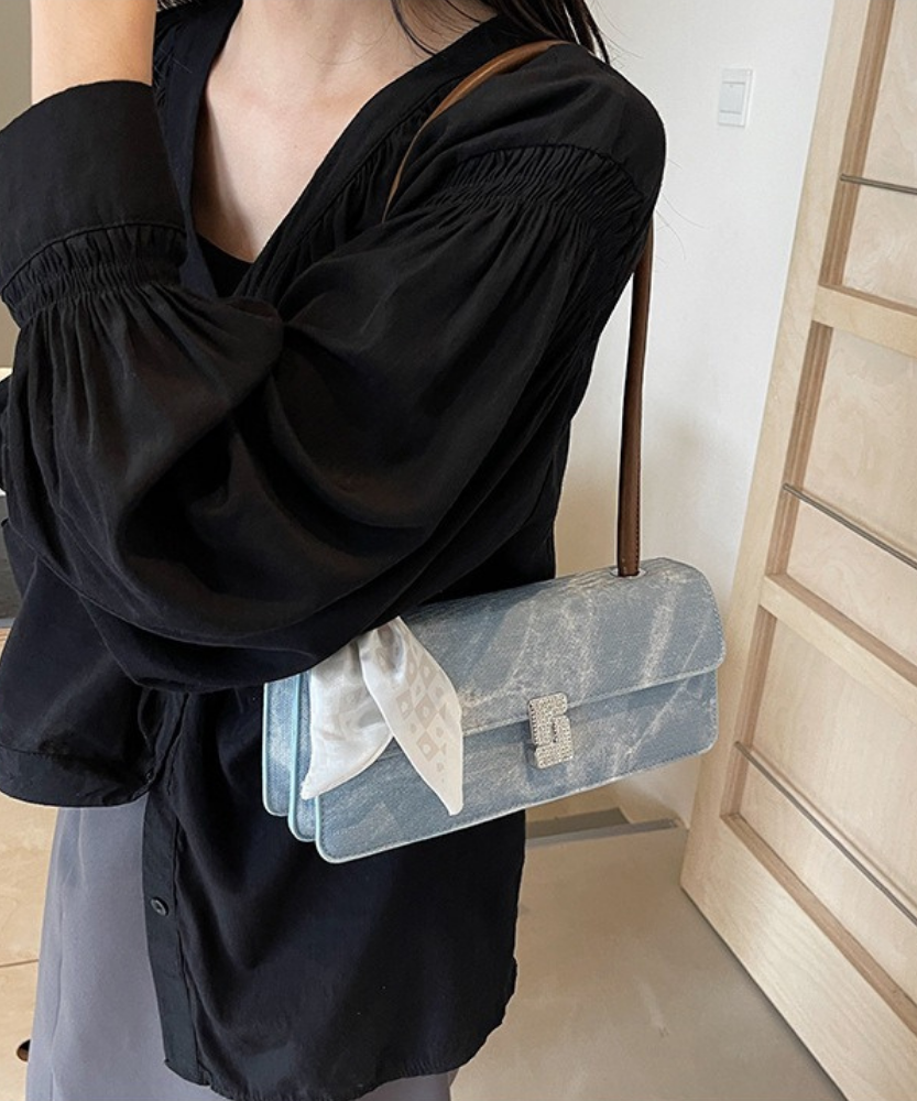 Vespéria Shoulder Bag