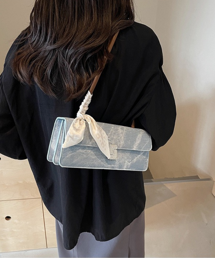 Vespéria Shoulder Bag