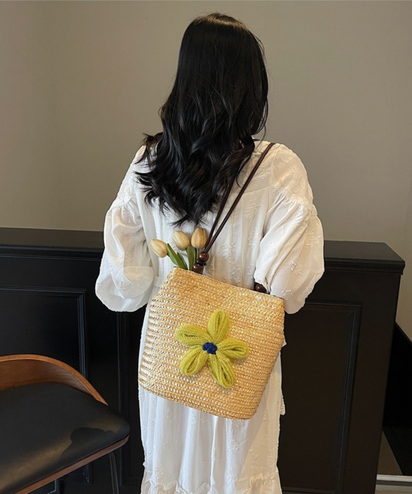 Fleurwave Woven Straw Shoulder Bag