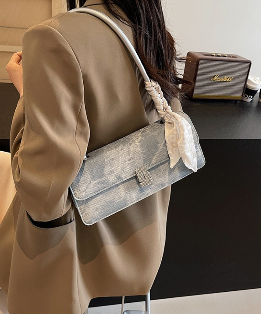 Vespéria Shoulder Bag